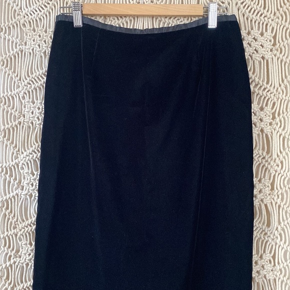 Ann Taylor LOFT, black velvet midi pencil skirt, size Ten - Picture 2 of 6
